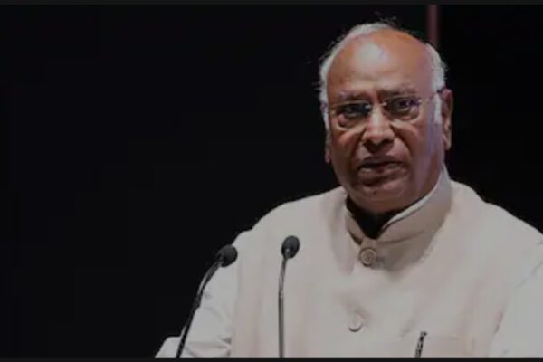 ‘ഭരണഘടനയിൽ തൊട്ടാൽ പല്ലും നഖവും ഉപയോഗിച്ച് ചെറുക്കും, മതേതരത്വവും സോഷ്യലിസവും ആർഎസ്എസിന് ദഹിക്കില്ല’; മല്ലികാർജ്ജുൻ ഖർഗെ