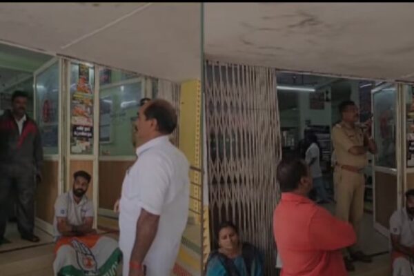 രോഗികളെ നോക്കാൻ ഡോക്ടർ ഇല്ല; നെയ്യാർ ഡാം കുടുംബാരോഗ്യ കേന്ദ്രത്തിൽ നാട്ടുകാരുടെ പ്രതിഷേധം