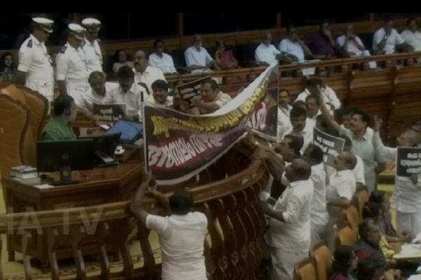 സ്വർണമോഷണം; സഭ ഇന്നും സ്തംഭിപ്പിക്കാൻ പ്രതിപക്ഷം; നിയമസഭാ സമ്മേളനം ഇന്ന് അവസാനിപ്പിക്കും