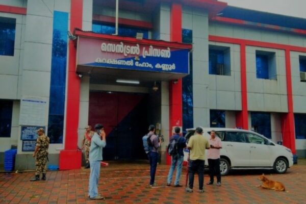 കണ്ണൂര് സെന്ട്രല് ജയിലില് വീണ്ടും മദ്യംപിടികൂടി; പുറത്തുനിന്ന് എറിഞ്ഞുകൊടുത്തതെന്ന് പ്രാഥമിക നിഗമനം