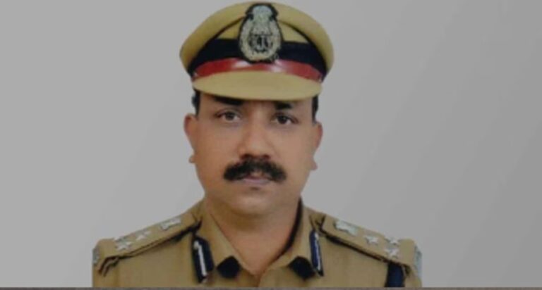 തടവുകാരില്‍ നിന്ന് ലക്ഷങ്ങള്‍ കൈക്കൂലി വാങ്ങിയ സംഭവം; ജയില്‍ ഡിഐജി എംകെ വിനോദ്കുമാറിനെതിരായ ആഭ്യന്തരവകുപ്പിന്റെ നടപടി വൈകുന്നു