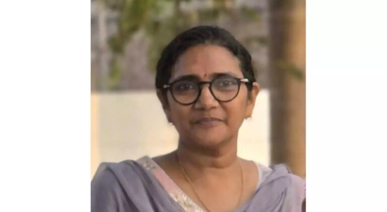 ‘വാഹനാപകടത്തില്‍ പരുക്കേറ്റ ദീപയുടെ ശാരീരികാവസ്ഥ മനസിലാക്കിയില്ല; മാനസിക ബുദ്ധിമുട്ട് പലരോടും പങ്കുവെച്ചിരുന്നു’; കണ്ണൂര്‍ ഡിഎംഒയ്‌ക്കെതിരെ കുടുംബം